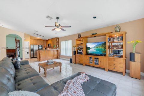 House in Pembroke Pines, Florida 4 bedrooms, 194.91 sq.m. № 1818038 - photo 8