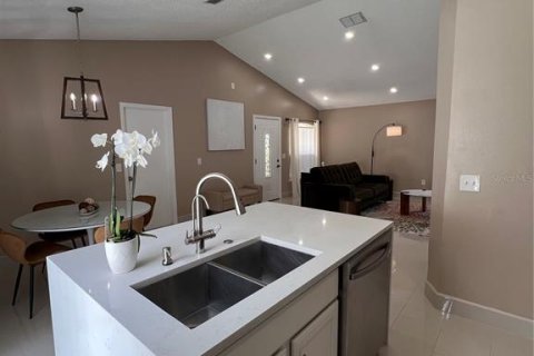 House in Wesley Chapel, Florida 3 bedrooms, 107.67 sq.m. № 1915087 - photo 6