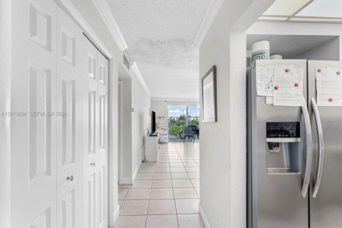 Condo in Hialeah, Florida, 1 bedroom  № 2076267 - photo 2