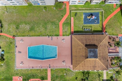 Condo in Hialeah, Florida, 1 bedroom  № 2076267 - photo 22