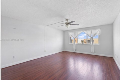 Condo in Hialeah, Florida, 1 bedroom  № 2076267 - photo 10