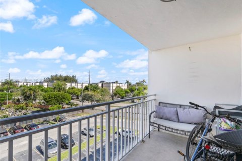 Condo in Hialeah, Florida, 1 bedroom  № 2076267 - photo 14