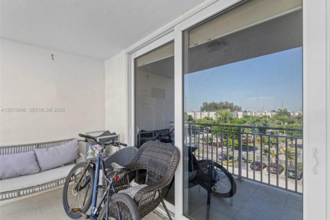 Condo in Hialeah, Florida, 1 bedroom  № 2076267 - photo 13