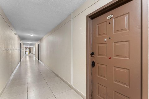 Condo in Hialeah, Florida, 1 bedroom  № 2076267 - photo 16
