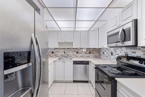 Condo in Hialeah, Florida, 1 bedroom  № 2076267 - photo 3
