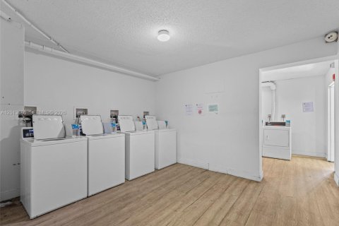 Condo in Hialeah, Florida, 1 bedroom  № 2076267 - photo 18