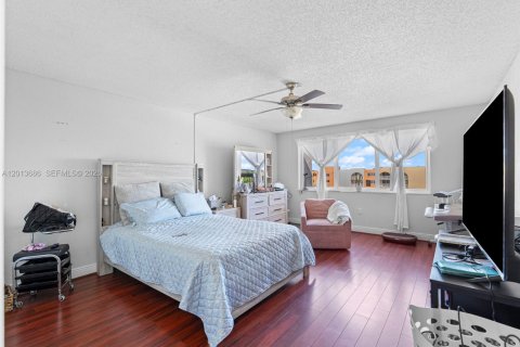Condo in Hialeah, Florida, 1 bedroom  № 2076267 - photo 9