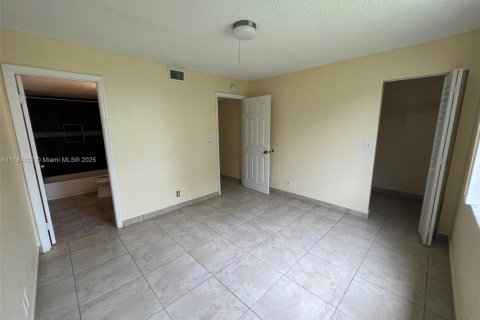 Condo in Pompano Beach, Florida, 2 bedrooms  № 1860706 - photo 11