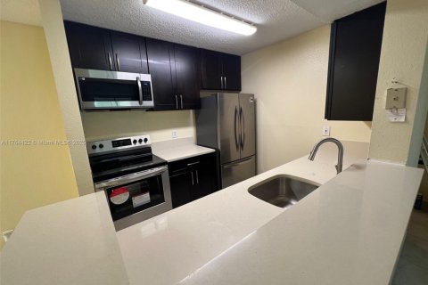 Condo in Pompano Beach, Florida, 2 bedrooms  № 1860706 - photo 7