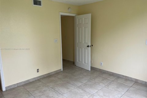 Condo in Pompano Beach, Florida, 2 bedrooms  № 1860706 - photo 10