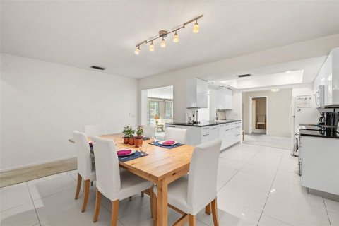 House in Sarasota, Florida 3 bedrooms, 189.33 sq.m. № 1765640 - photo 24