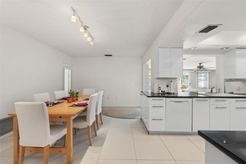 House in Sarasota, Florida 3 bedrooms, 189.33 sq.m. № 1765640 - photo 5
