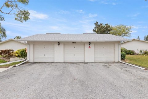Villa ou maison à louer à Saint Petersburg, Floride: 2 chambres, 102.19 m2 № 2097545 - photo 2