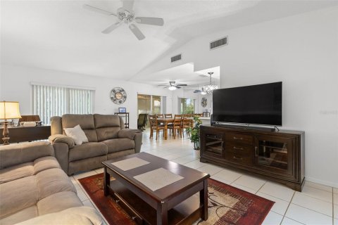Villa ou maison à louer à Saint Petersburg, Floride: 2 chambres, 102.19 m2 № 2097545 - photo 5