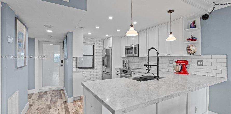 Condo in Pompano Beach, Florida, 1 bedroom № 1775938