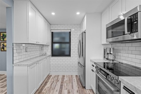 Condo in Pompano Beach, Florida, 1 bedroom  № 1775938 - photo 2