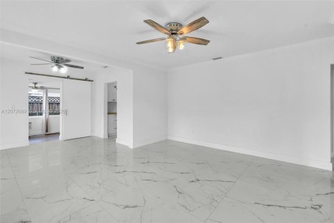 Casa en venta en North Miami Beach, Florida, 4 dormitorios, 135.08 m2 № 2311086 - foto 11