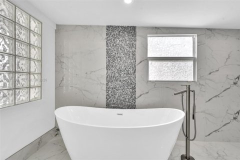 Casa en venta en North Miami Beach, Florida, 4 dormitorios, 135.08 m2 № 2311086 - foto 24