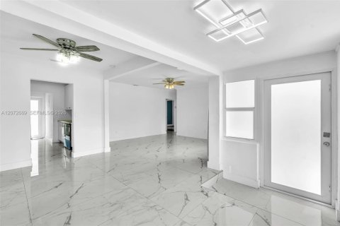 Casa en venta en North Miami Beach, Florida, 4 dormitorios, 135.08 m2 № 2311086 - foto 7
