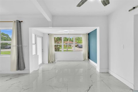Casa en venta en North Miami Beach, Florida, 4 dormitorios, 135.08 m2 № 2311086 - foto 14