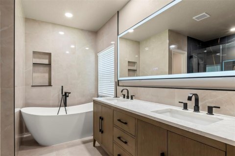 House in Tampa, Florida 4 bedrooms, 219.44 sq.m. № 2151916 - photo 9