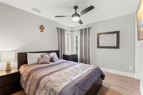 House in Tampa, Florida 4 bedrooms, 219.44 sq.m. № 2151916 - photo 14