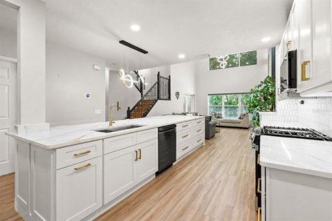 House in Tampa, Florida 4 bedrooms, 219.44 sq.m. № 2151916 - photo 4