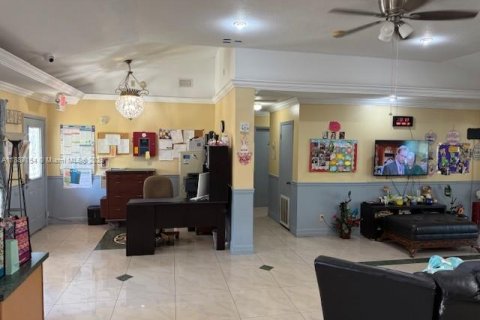 Propiedad comercial en venta en Tampa, Florida № 1932727 - foto 10