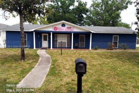 Propiedad comercial en venta en Tampa, Florida № 1932727 - foto 1