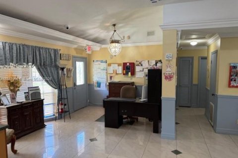 Propiedad comercial en venta en Tampa, Florida № 1932727 - foto 11