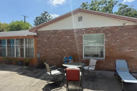 Propiedad comercial en venta en Tampa, Florida № 1932727 - foto 13