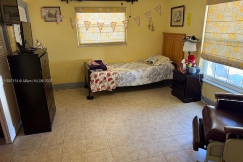 Propiedad comercial en venta en Tampa, Florida № 1932727 - foto 5