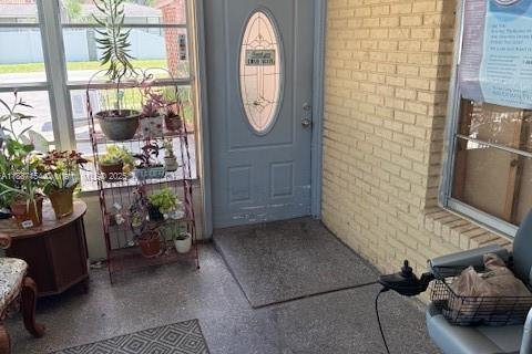 Propiedad comercial en venta en Tampa, Florida № 1932727 - foto 2