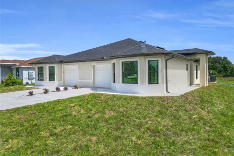 Propiedad comercial en venta en Lehigh Acres, Florida № 1947644 - foto 2