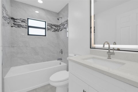 Propiedad comercial en venta en Lehigh Acres, Florida № 1947644 - foto 8