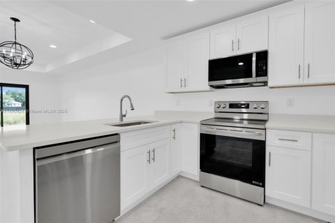 Propiedad comercial en venta en Lehigh Acres, Florida № 1947644 - foto 22