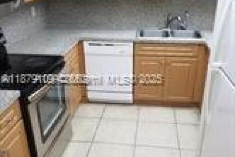 Apartamento en alquiler en Hialeah, Florida, 2 dormitorios, 91.04 m2 № 1927832 - foto 6