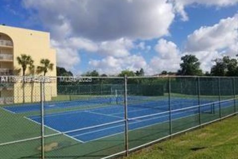 Apartamento en alquiler en Hialeah, Florida, 2 dormitorios, 91.04 m2 № 1927832 - foto 4
