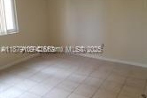 Apartamento en alquiler en Hialeah, Florida, 2 dormitorios, 91.04 m2 № 1927832 - foto 10