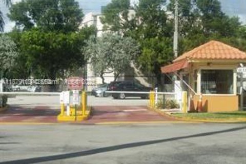 Apartamento en alquiler en Hialeah, Florida, 2 dormitorios, 91.04 m2 № 1927832 - foto 5