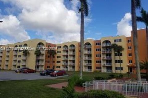 Apartamento en alquiler en Hialeah, Florida, 2 dormitorios, 91.04 m2 № 1927832 - foto 1