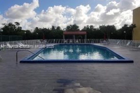Apartamento en alquiler en Hialeah, Florida, 2 dormitorios, 91.04 m2 № 1927832 - foto 3