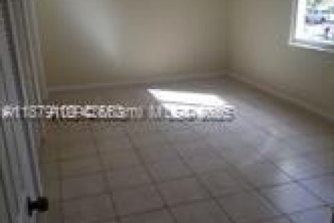 Apartamento en alquiler en Hialeah, Florida, 2 dormitorios, 91.04 m2 № 1927832 - foto 9