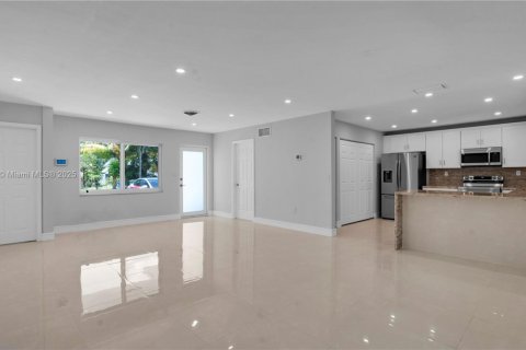 Casa en venta en Miami, Florida, 4 dormitorios, 167.78 m2 № 1857599 - foto 7