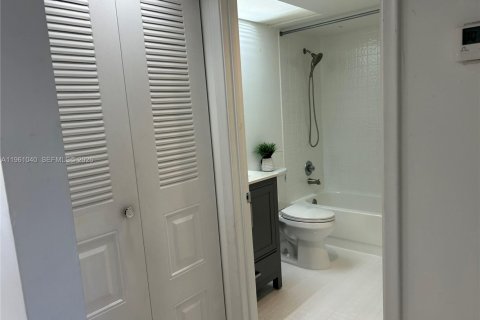 Condominio en venta en Pembroke Pines, Florida, 2 dormitorios, 110.83 m2 № 2021841 - foto 16