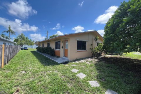 House in Dania Beach, Florida 2 bedrooms, 83.61 sq.m. № 1231330 - photo 1