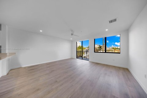 Apartamento en alquiler en Pompano Beach, Florida № 1976993 - foto 1