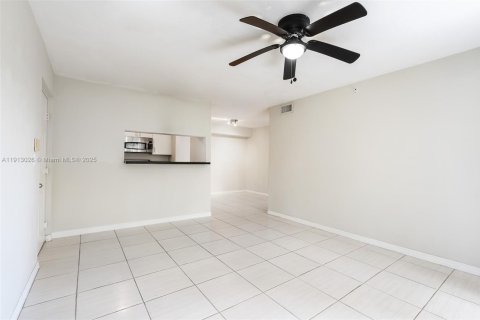 Condo in Miramar, Florida, 1 bedroom  № 1968763 - photo 1