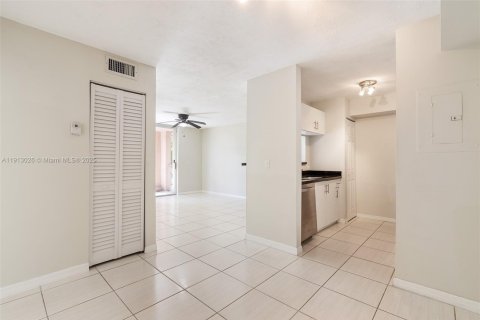 Condo in Miramar, Florida, 1 bedroom  № 1968763 - photo 3
