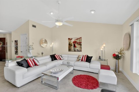 Condo in Greenacres, Florida, 3 bedrooms № 1984564 - photo 11